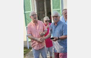 Patrick, président de Ballancourt remet la coupe à Daniel, Président de Brétigny